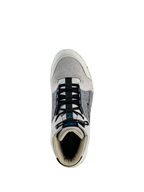 Alpinestars Circal Rijschoenen, urban motorschoenen, grijs, zwart en Methyl Blue, bovenaanzicht met zwarte elastische veters, lichtgrijze canvas neus en kraag, donkergrijze zijpanelen met blauwe accenten, beschermend en duurzaam schoeisel voor stedelijk rijden