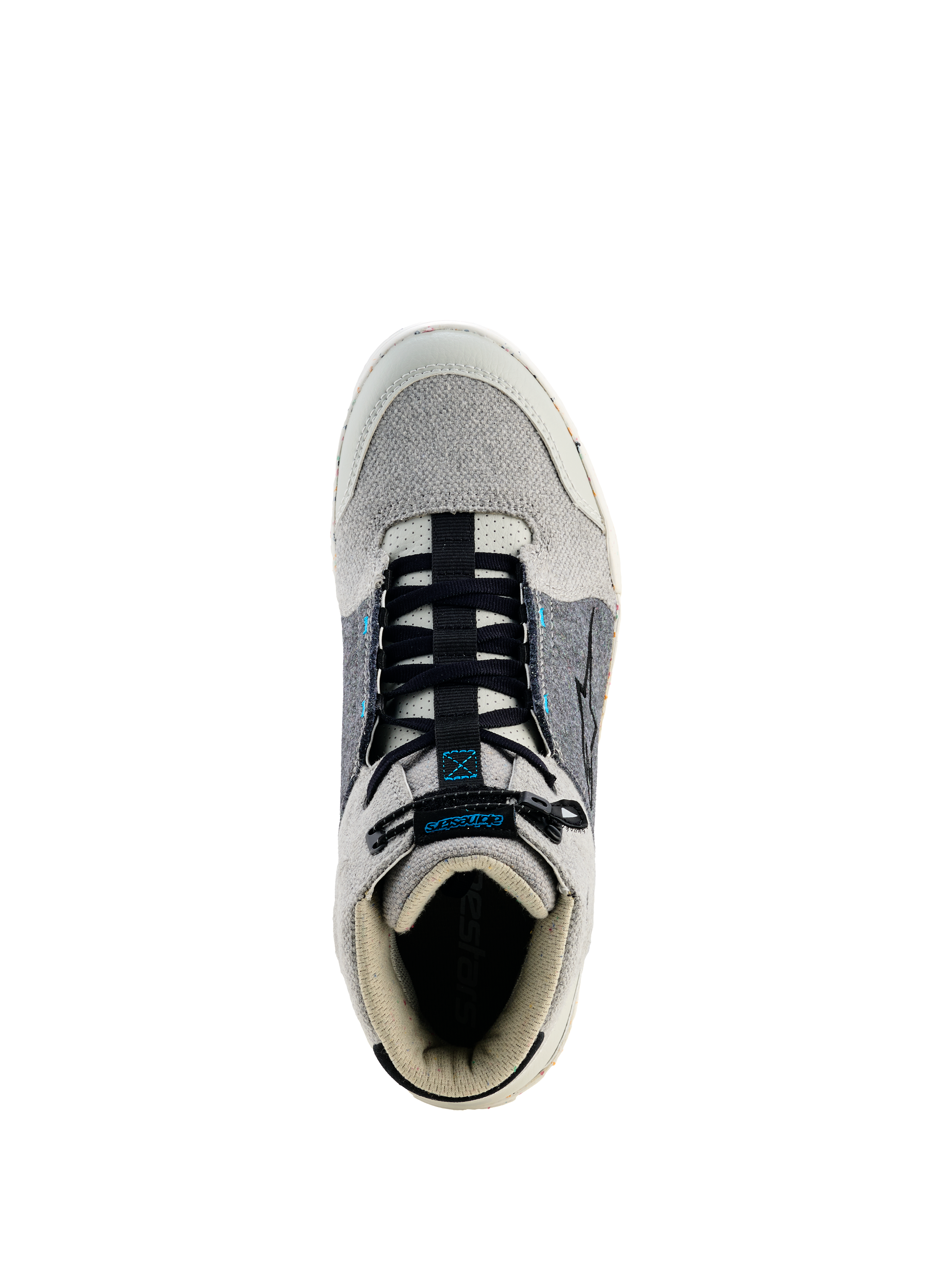 Alpinestars Circal Rijschoenen, urban motorschoenen, grijs, zwart en Methyl Blue, bovenaanzicht met zwarte elastische veters, lichtgrijze canvas neus en kraag, donkergrijze zijpanelen met blauwe accenten, beschermend en duurzaam schoeisel voor stedelijk rijden