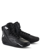 Alpinestars Faster-4 schoenen, motorrijschoenen, zwart, hoog model met vetersluiting en klittenbandsluiting, voorzien van witte en grijze logo's, gestroomlijnde microvezelconstructie voor rijden op de weg