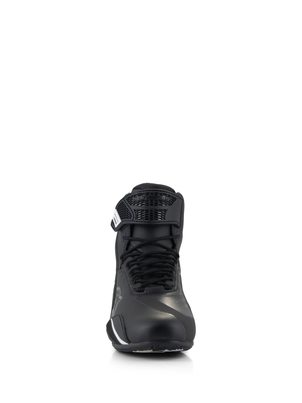 Alpinestars Faster-4 schoenen, motorschoenen, zwart, vooraanzicht met traditionele vetersluiting en klittenbandsluiting, geavanceerd bovenwerk van microvezel met beschermende verstevigingen, gestroomlijnd en technisch schoeisel voor op de weg
