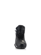 Alpinestars Faster-4 schoenen, motorschoenen, zwart, vooraanzicht met traditionele vetersluiting en klittenbandsluiting, geavanceerd bovenwerk van microvezel met beschermende verstevigingen, gestroomlijnd en technisch schoeisel voor op de weg