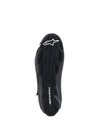 Alpinestars Faster-4 schoenen, zwart, onderaanzicht van de rubberen buitenzool met getextureerde grippatronen, wit Alpinestars-logo op de voorvoet en merknaam op de hiel, performance motorrijschoen