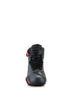 Alpinestars Faster-4 schoenen, motorschoenen, zwart, grijs en fluo rood, vooraanzicht met naadloos bovenwerk van microvezel, traditionele veters en verstelbare enkelband met Alpinestars-logo