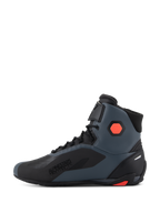 Alpinestars Faster-4 Schoenen, motorschoenen, zwart, grijs en rood fluo, zijaanzicht met 'Alpinestars Protects' branding, technische microvezelconstructie met veters en klittenbandsluiting, beschermende enkel- en hieldetails voor rijden op de weg