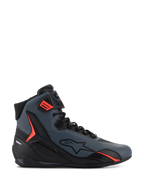 Alpinestars Faster-4 schoenen, hoge motorschoenen, donkergrijs en zwart met levendige rode accenten, gestroomlijnd bovenwerk van microvezel, sterlogo aan de zijkant, veilig vetersysteem met verstelbare enkelband