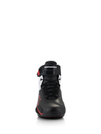 Alpinestars Faster-4 schoenen, motorschoenen, zwart, wit en rood, vooraanzicht met traditionele vetersluiting en ergonomische TPR-enkelband met Alpinestars-logo, gestroomlijnd bovenwerk van microvezel met rode accenten