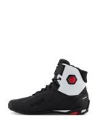 Alpinestars Faster-4 schoenen, motorschoenen, zwart, wit en rood, zijaanzicht met een zwart microvezel bovenwerk en een wit enkelpaneel, rode zeshoekige protector, vetersluiting met een bandje aan de bovenkant, 'Alpinestars Protects' branding