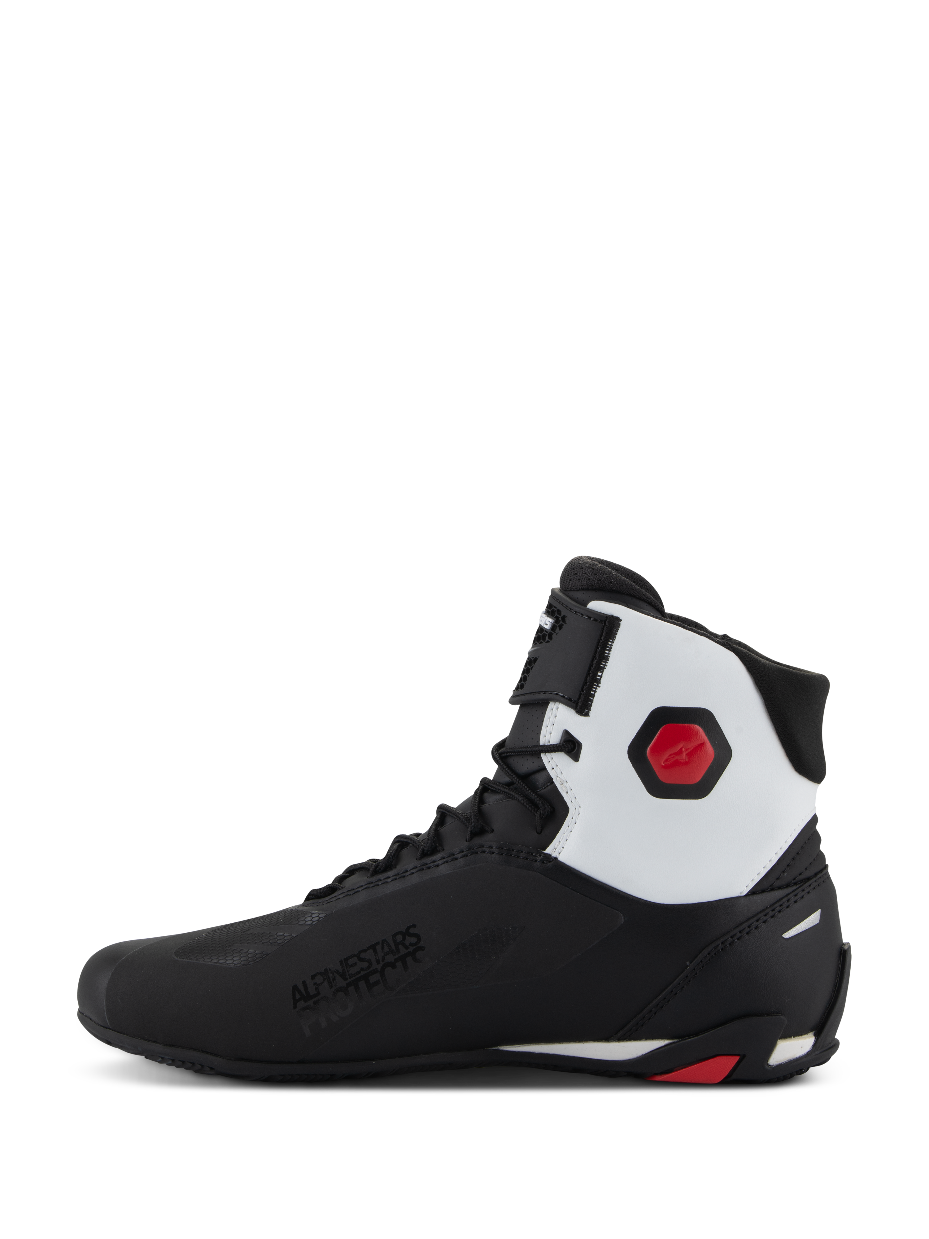 Alpinestars Faster-4 schoenen, motorschoenen, zwart, wit en rood, zijaanzicht met een zwart microvezel bovenwerk en een wit enkelpaneel, rode zeshoekige protector, vetersluiting met een bandje aan de bovenkant, 'Alpinestars Protects' branding