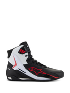 Alpinestars Faster-4 schoenen, hoge motorschoenen, zwart, wit en rood, met een groot rood stervormig logo, wit zijpaneel met Alpinestars-branding en een sportief design voor weggebruik