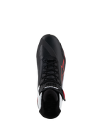 Alpinestars Faster-4 schoenen, motorrijschoenen, zwart wit rood, bovenaanzicht met zwarte veters en klittenbandsluiting aan de enkel, rood Alpinestars-sterlogo aan de zijkant, witte accenten op de hiel, asymmetrisch teenontwerp voor het schakelen.