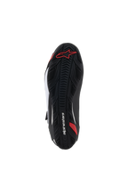 Alpinestars Faster-4 schoenen, motorschoenen, onderaanzicht van de zool, zwart rubber met getextureerd gripprofiel, voorzien van rood Alpinestars-logo en witte merknaam, ontworpen voor weg- en sportgebruik