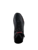Alpinestars Stella Faster-4 motorschoenen voor dames, zwart en Diva Pink, bovenaanzicht van een enkele motorschoen, voorzien van zwarte veters, een enkelbandje met rode merknaam en een gestroomlijnd bovenwerk van microvezel