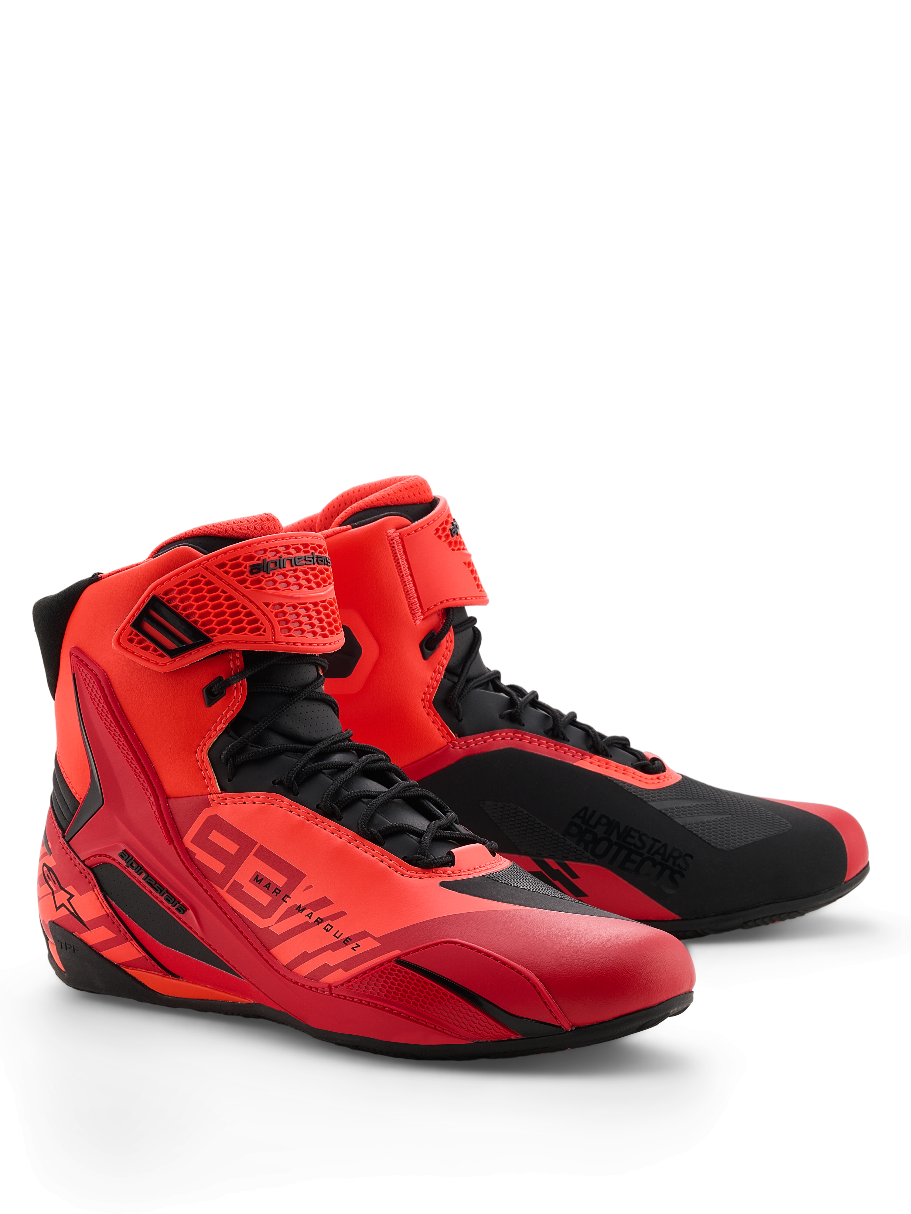 Alpinestars MM93 Faster-4 schoenen, motorschoenen, fluorrood, helderrood en zwart, perspectief van rechtsvoor, voorzien van Marc Marquez 93-branding, traditionele vetersluiting met klittenbandsluiting, sportief ontwerp met beschermende TPU-accenten en lichtgewicht microvezelconstructie.