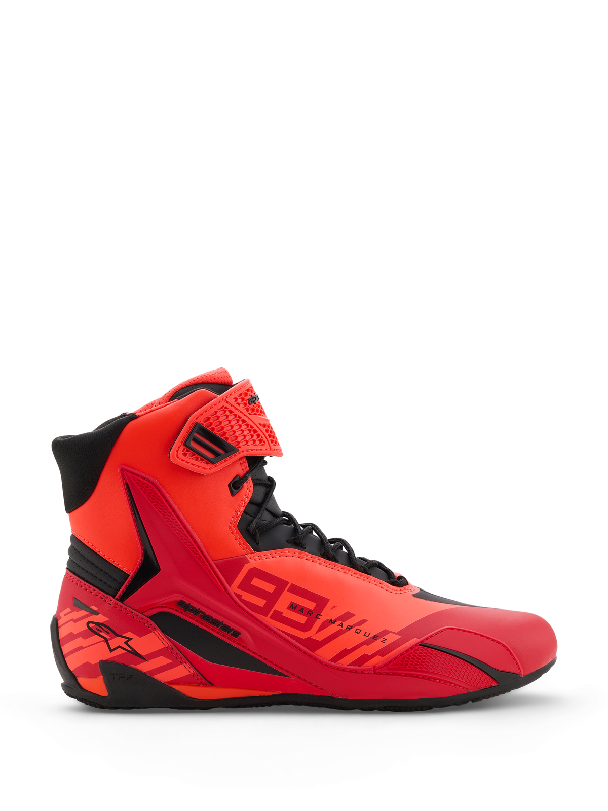 Alpinestars MM93 Faster-4 schoenen, motorschoenen, fluo rood, helder rood en zwart, zijaanzicht, met opvallende 93 Marc Marquez-branding, vetersluiting met een klittenbandsluiting bij de enkel en beschermende TPR-details.