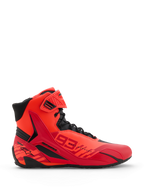 Alpinestars MM93 Faster-4 schoenen, motorschoenen, fluo rood, helder rood en zwart, zijaanzicht, met opvallende 93 Marc Marquez-branding, vetersluiting met een klittenbandsluiting bij de enkel en beschermende TPR-details.
