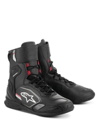 Alpinestars Superfaster schoenen, motorschoenen, zwart grijs felrood, hoog profiel met geïntegreerde scheenbeen- en enkelbescherming, snelvetersysteem, strak atletisch ontwerp met Alpinestars-logo