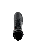 Alpinestars Superfaster Shoes, zwart/grijs/felrode motorschoenen, bovenaanzicht met zwarte snelveters met rode accenten, versterkte neus en hoge enkelkraag, technisch schoeisel voor weggebruik en sportief rijden