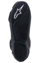 Alpinestars SP-2 motorschoenen, zwart, onderaanzicht van de exclusieve rubberen zool, met een wit Alpinestars-logo en geprofileerd loopvlak voor grip, sportieve motorschoenen