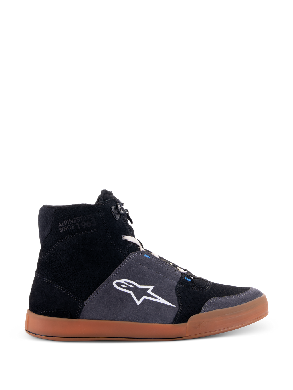 Alpinestars Chrome Schoenen, hoge motorrij-sneakers, bovenwerk van zwart en asfaltgrijs suède, bruine zool, wit ster-logo op de zijkant, witte veters, casual urban stijl met geïntegreerde beschermende eigenschappen