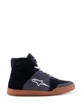 Alpinestars Chrome Schoenen, hoge motorrij-sneakers, bovenwerk van zwart en asfaltgrijs suède, bruine zool, wit ster-logo op de zijkant, witte veters, casual urban stijl met geïntegreerde beschermende eigenschappen