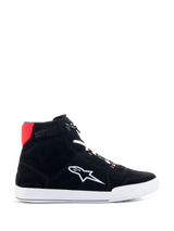 Alpinestars Chrome schoenen, motorschoenen, zwart wit en felrood, zijprofiel van een hoge sneaker-stijl schoen met bovenwerk van gespleten suède, witte zool en sterlogo, rood hielaccent, casual stedelijk rijschoeisel