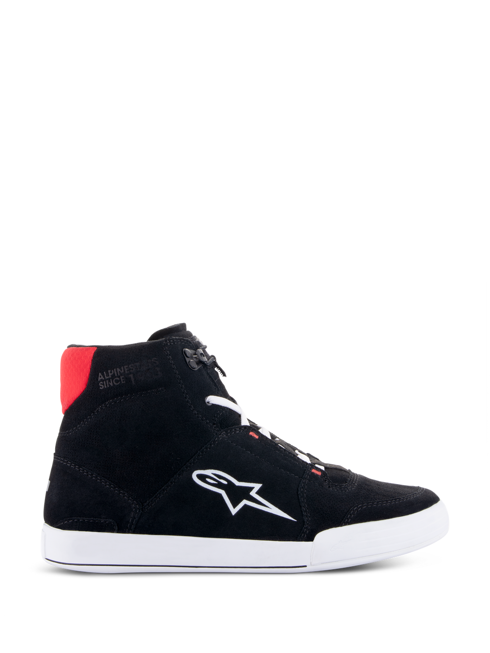 Alpinestars Chrome schoenen, motorschoenen, zwart wit en felrood, zijprofiel van een hoge sneaker-stijl schoen met bovenwerk van gespleten suède, witte zool en sterlogo, rood hielaccent, casual stedelijk rijschoeisel