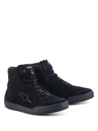 Alpinestars Chrome Air Shoe, motorrijschoenen, zwart, driekwart vooraanzicht, bovenwerk van gespleten suède en mesh met Alpinestars-logo aan de zijkant, urban high-top sneakerontwerp voor rijden op de weg