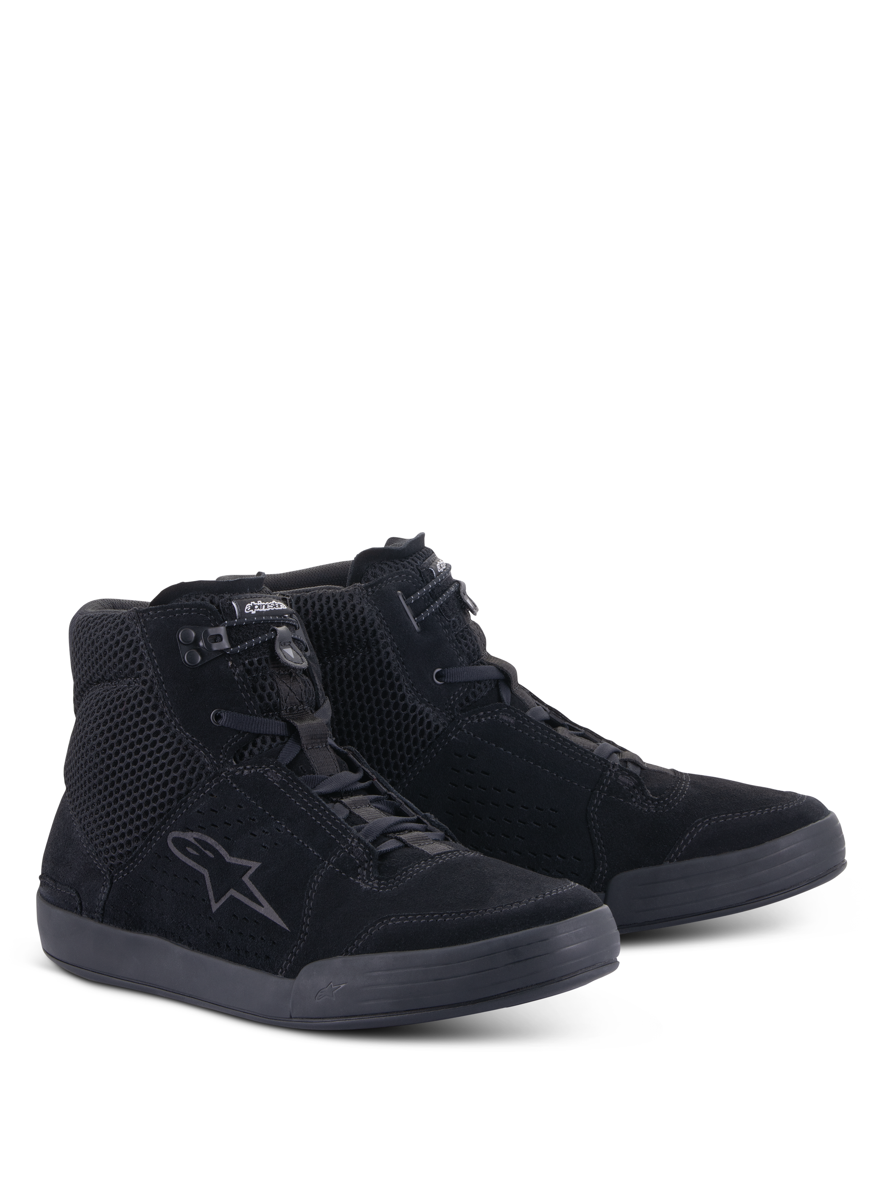 Alpinestars Chrome Air Shoe, motorrijschoenen, zwart, driekwart vooraanzicht, bovenwerk van gespleten suède en mesh met Alpinestars-logo aan de zijkant, urban high-top sneakerontwerp voor rijden op de weg