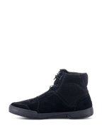 Alpinestars Chrome Air schoen, stedelijke motorschoen, zwart/zwart, zijaanzicht, high-top sneaker ontwerp met ademend mesh en gespleten suède constructie, platte rubberen zool