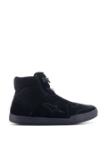 Alpinestars Chrome Air schoen, urban motorrijschoenen, zwart op zwart, zijaanzicht met bovenwerk van gespleten suède en mesh, high-top sneaker silhouet, casual beschermend schoeisel voor gebruik op de weg