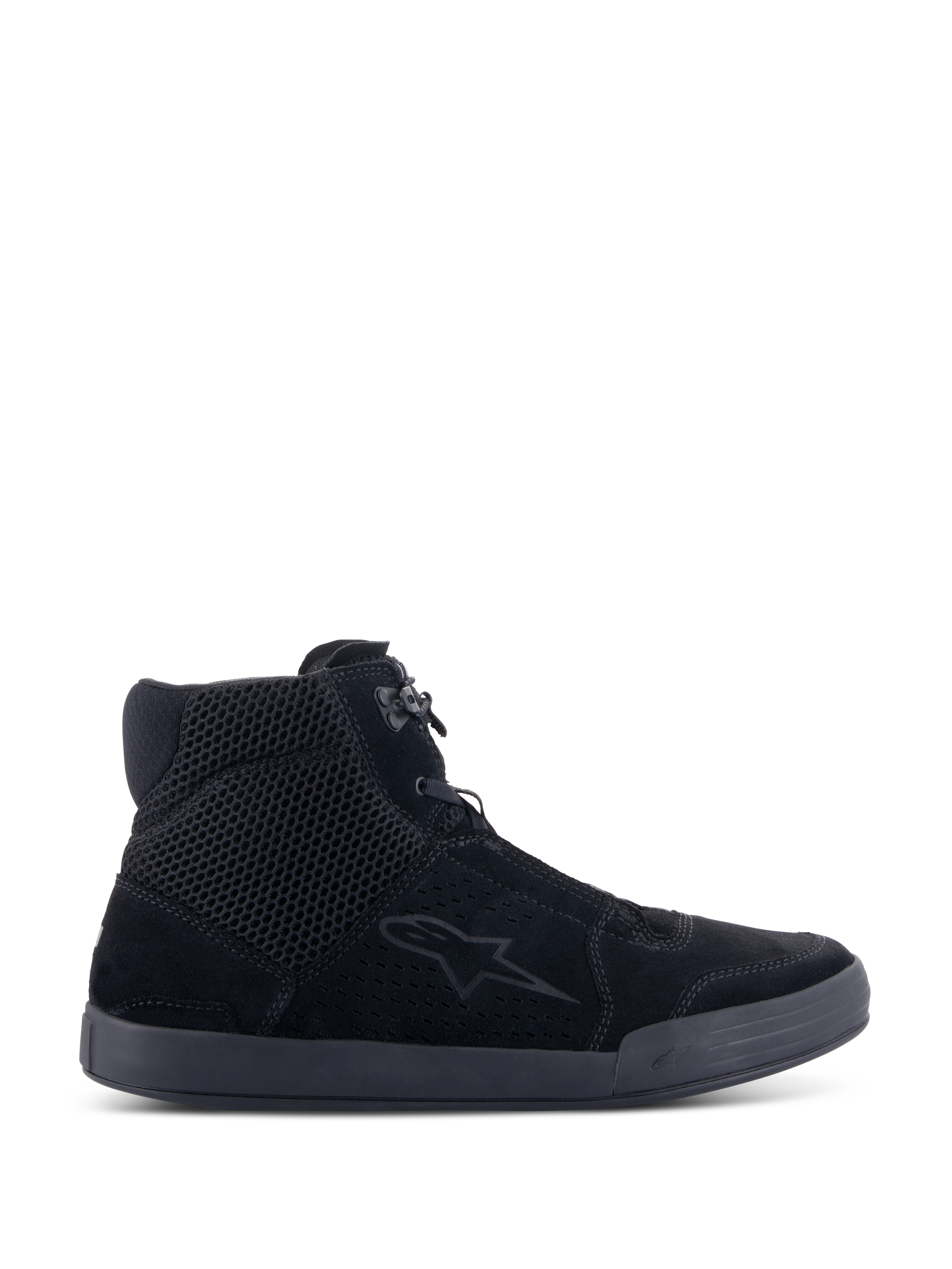 Alpinestars Chrome Air schoen, urban motorrijschoenen, zwart op zwart, zijaanzicht met bovenwerk van gespleten suède en mesh, high-top sneaker silhouet, casual beschermend schoeisel voor gebruik op de weg