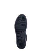 Alpinestars Chrome Air schoen, zwart, onderaanzicht van de buitenzool met een gedetailleerd hexagonaal tractiepatroon, Alpinestars-logo in reliëf en branding, duurzame rubberen zool voor stedelijk motorrijden