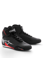 Alpinestars Sektor schoen, motorrijschoenen, zwart, wit en fluo rood, voorzien van een gestroomlijnd microvezel chassis, snelvetersysteem met klittenband enkelband en een groot wit sterlogo met rode accenten op de zijkant