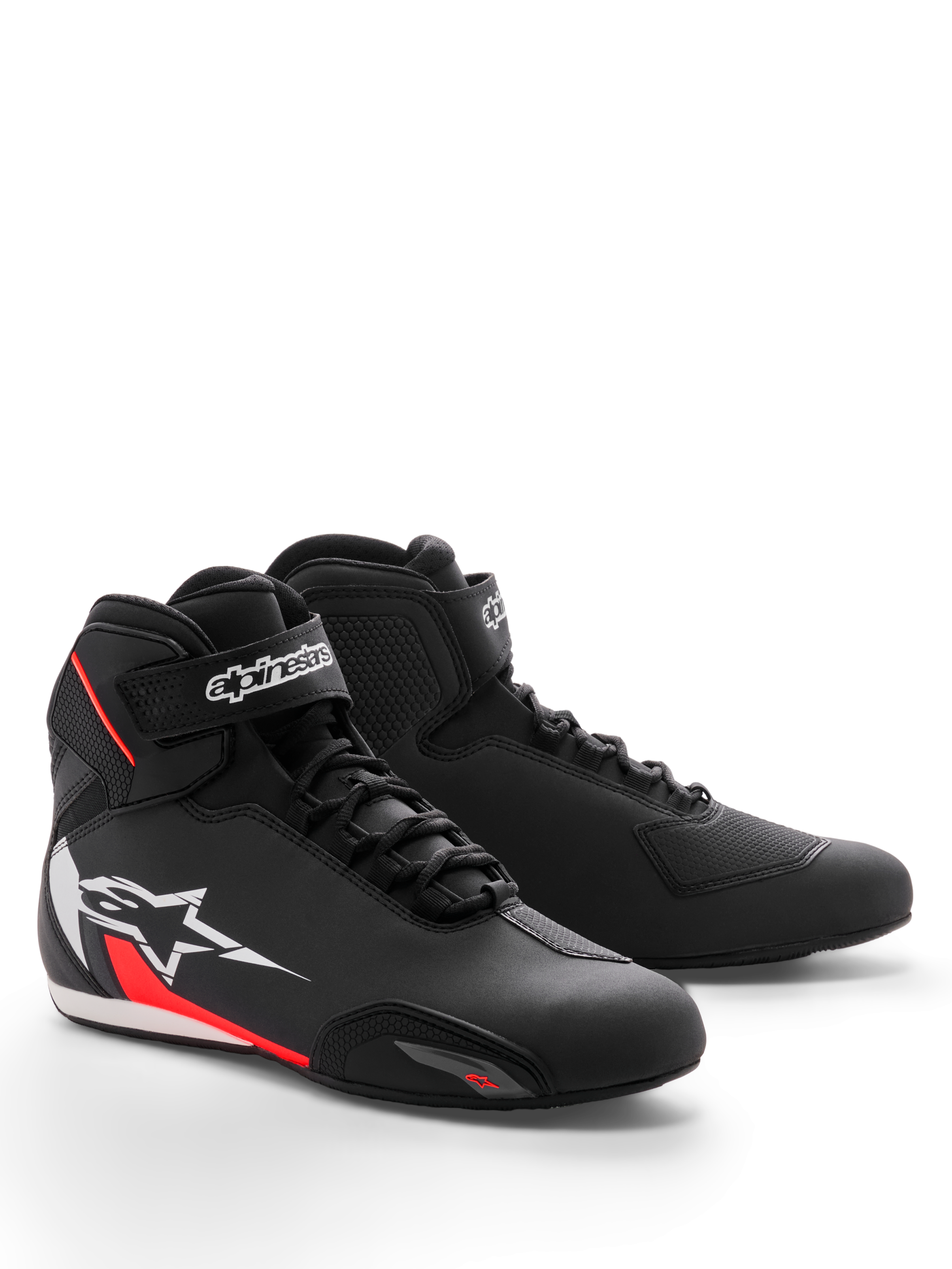 Alpinestars Sektor schoen, motorrijschoenen, zwart, wit en fluo rood, voorzien van een gestroomlijnd microvezel chassis, snelvetersysteem met klittenband enkelband en een groot wit sterlogo met rode accenten op de zijkant