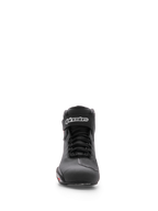 Alpinestars Sektor schoen, motorschoen, zwart, vooraanzicht met microvezel chassis, snelvetersysteem en enkelband met wit Alpinestars-logo, strak atletisch design voor op de weg