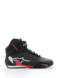 Alpinestars Sektor schoen, motorschoenen, zwart wit en fluo rood, hoog model met snelvetersysteem en enkelband, groot wit sterlogo op de zijkant met rode accenten, microvezel bovenwerk met verstevigde neus, slank race-geïnspireerd profiel