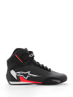 Alpinestars Sektor schoen, motorschoenen, zwart wit en fluo rood, hoog model met snelvetersysteem en enkelband, groot wit sterlogo op de zijkant met rode accenten, microvezel bovenwerk met verstevigde neus, slank race-geïnspireerd profiel