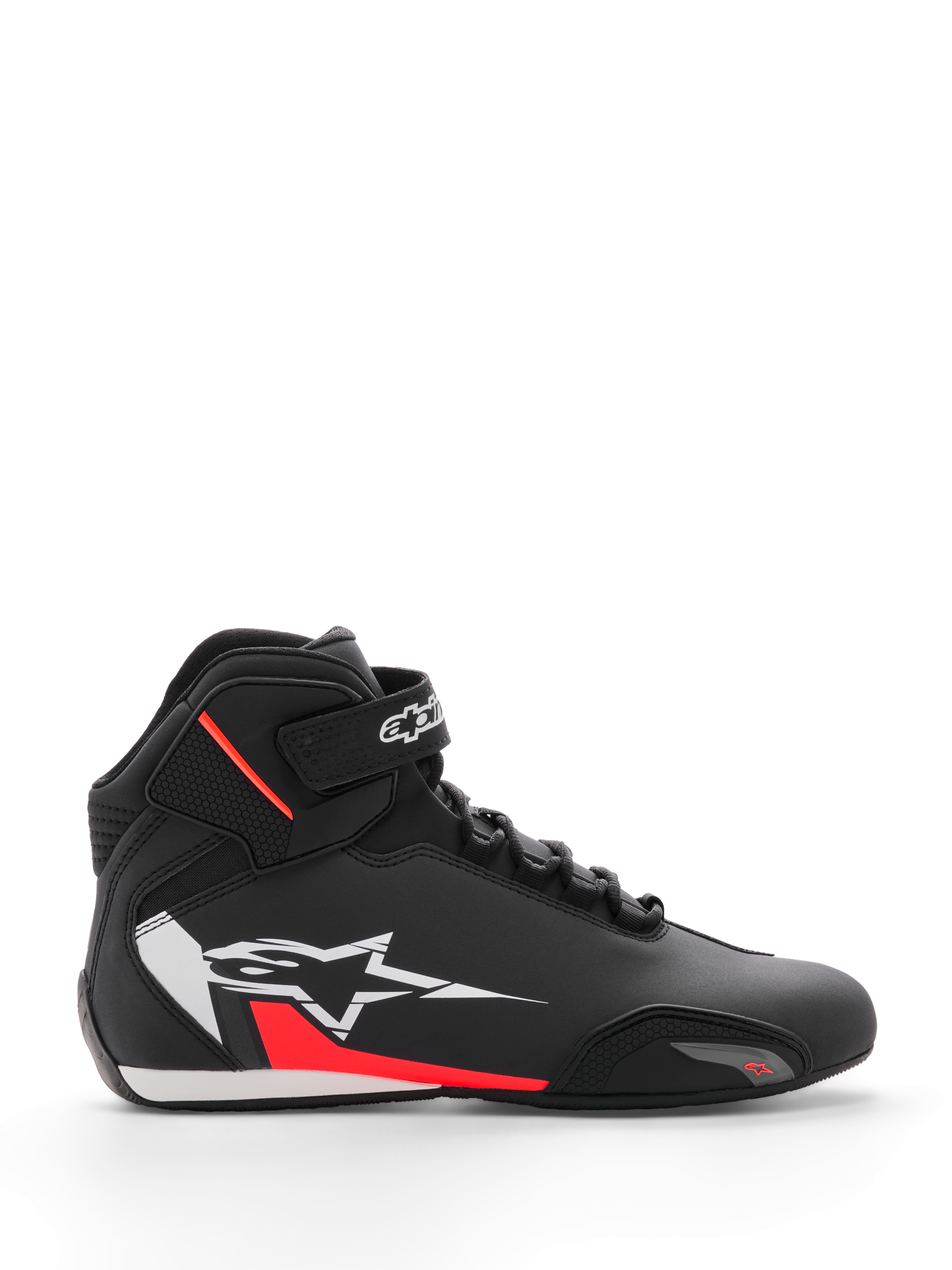 Alpinestars Sektor schoen, motorschoenen, zwart wit en fluo rood, hoog model met snelvetersysteem en enkelband, groot wit sterlogo op de zijkant met rode accenten, microvezel bovenwerk met verstevigde neus, slank race-geïnspireerd profiel