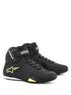 Alpinestars Sektor schoenen, motorschoenen, zwart en fluorgeel, mid-cut ontwerp met snelvetersluiting en klittenband enkelbandjes, geel Alpinestars-logo op de zijkant, lichtgewicht microvezel constructie met strakke afwerking