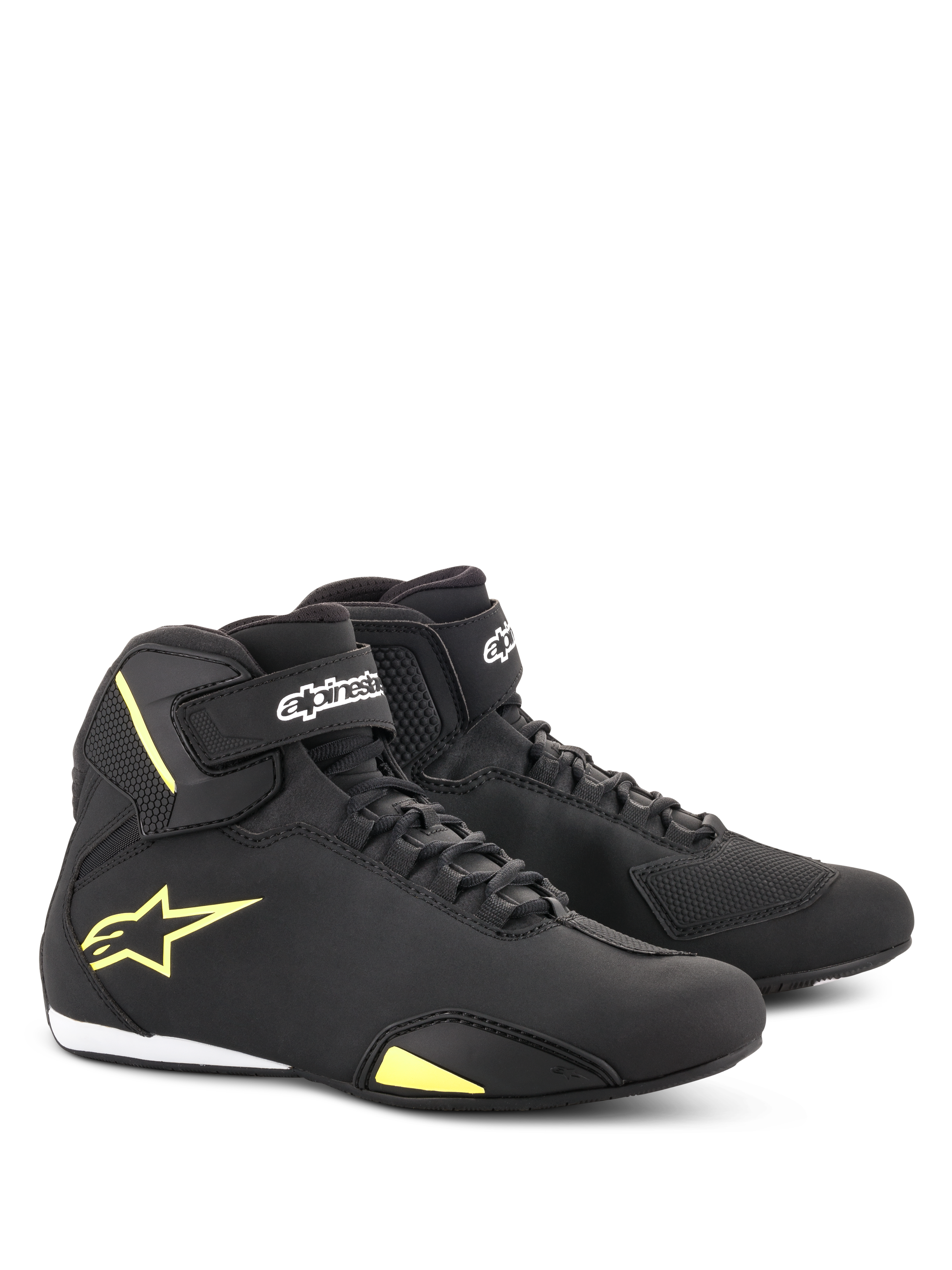 Alpinestars Sektor schoenen, motorschoenen, zwart en fluorgeel, mid-cut ontwerp met snelvetersluiting en klittenband enkelbandjes, geel Alpinestars-logo op de zijkant, lichtgewicht microvezel constructie met strakke afwerking