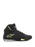 Alpinestars Sektor schoenen, motorschoenen, zwart en fluorgeel, zijaanzicht met geel sterlogo, enkelbandje met merklogo en wit hielaccent op een strak bovenwerk van microvezel