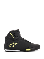 Alpinestars Sektor schoenen, motorschoenen, zwart en fluorgeel, zijaanzicht met geel sterlogo, enkelbandje met merklogo en wit hielaccent op een strak bovenwerk van microvezel