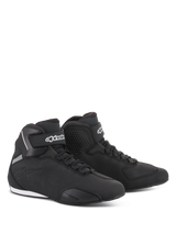 Alpinestars Sektor schoenen, motorschoenen, zwart, slank halfhoog profiel met bovenwerk van microvezel, snelvetersysteem, wit Alpinestars-logo op de enkelband en duurzame rubberen zool