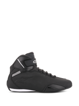 Alpinestars Sektor schoenen, zwarte motorrijschoenen, zijaanzicht, strak hoog model met bovenwerk van microvezel, enkelbandje met wit logo, snelvetersysteem en verstevigde neus en hiel, sportief geïnspireerde motorschoenen voor op de weg