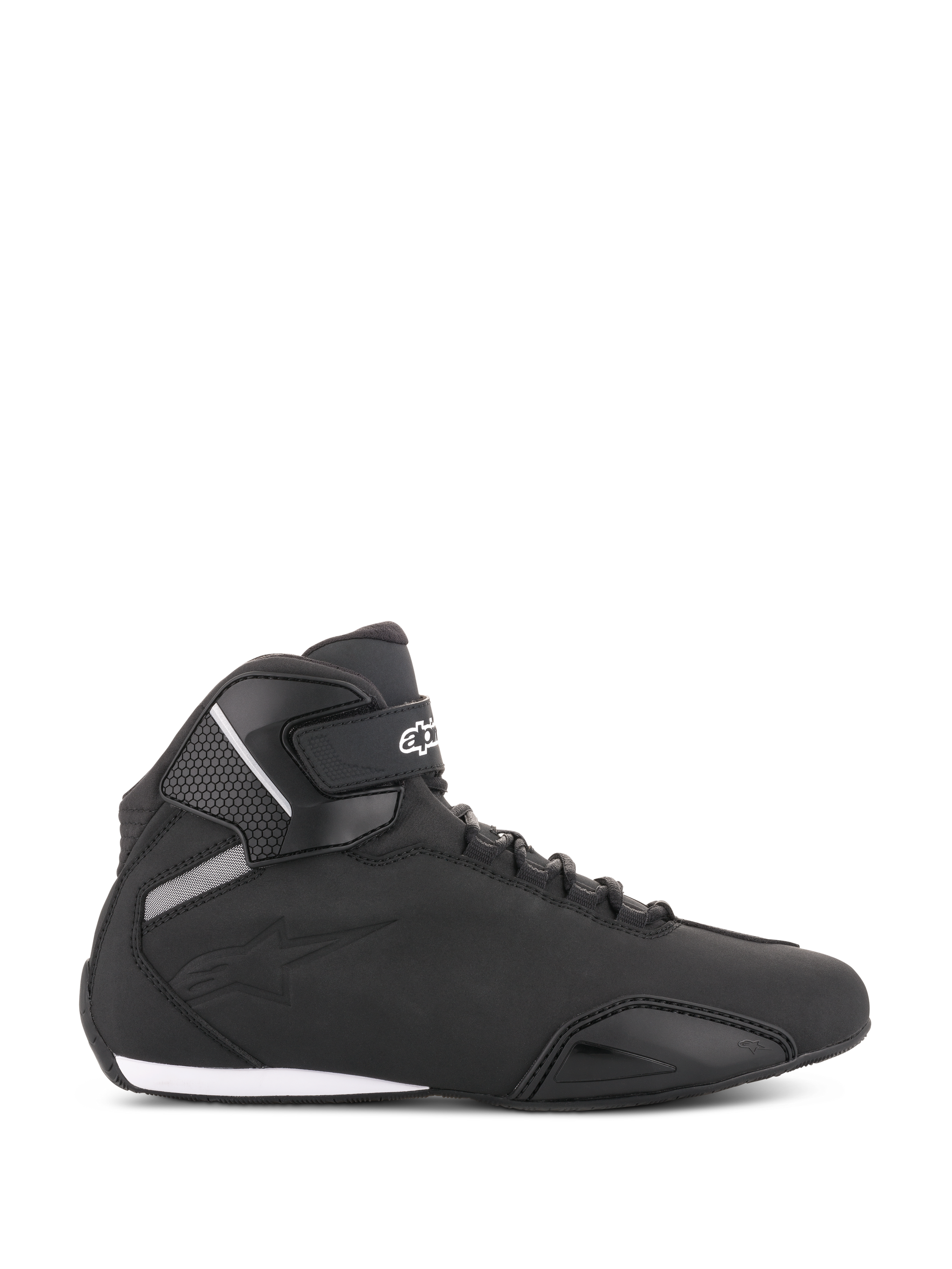 Alpinestars Sektor schoenen, zwarte motorrijschoenen, zijaanzicht, strak hoog model met bovenwerk van microvezel, enkelbandje met wit logo, snelvetersysteem en verstevigde neus en hiel, sportief geïnspireerde motorschoenen voor op de weg