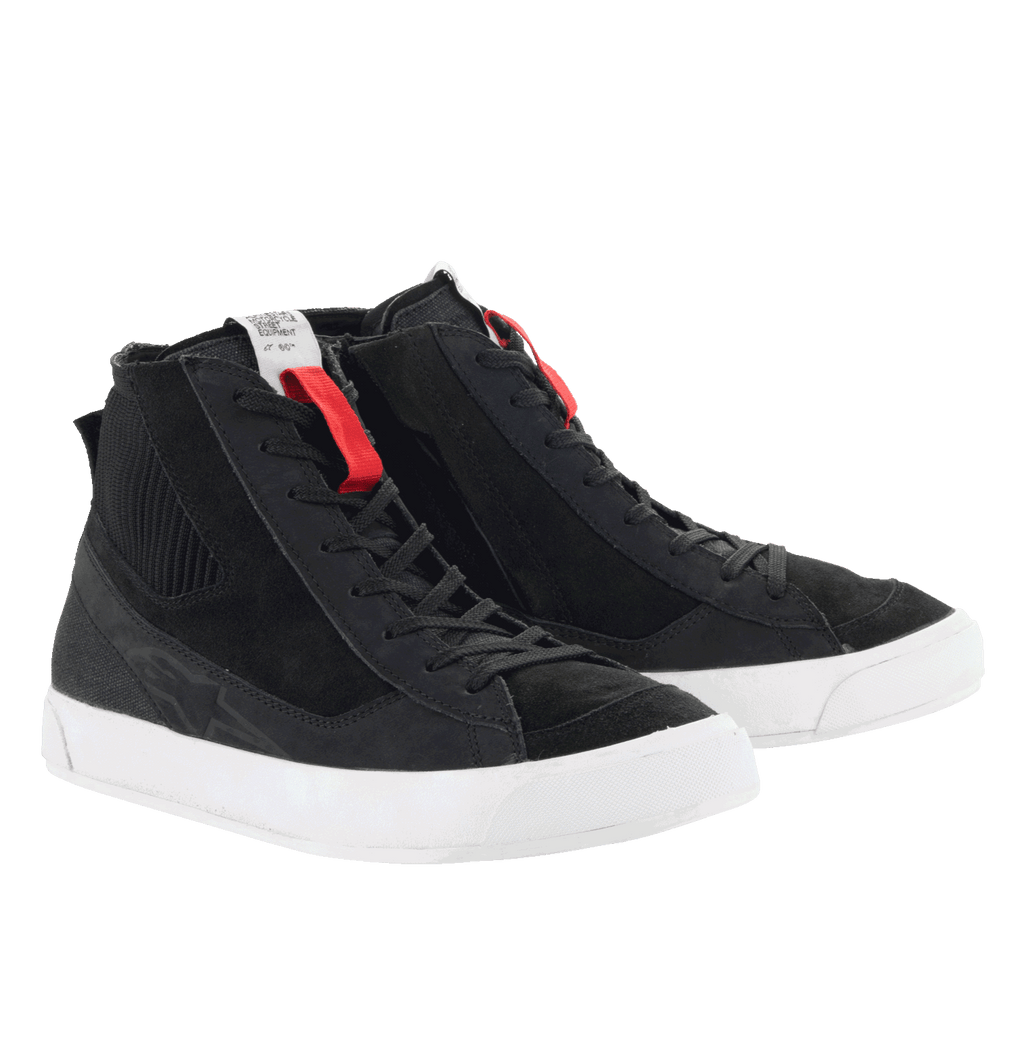 Alpinestars Stated schoenen, urban motorschoenen, zwart met witte zolen, retro straatsneaker-stijl, hoog model met nubuck en suède constructie, klassieke veters met rode accenten, beschermend stedelijk motorschoeisel