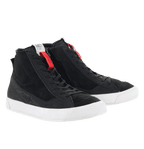 Alpinestars Stated schoenen, urban motorschoenen, zwart met witte zolen, retro straatsneaker-stijl, hoog model met nubuck en suède constructie, klassieke veters met rode accenten, beschermend stedelijk motorschoeisel