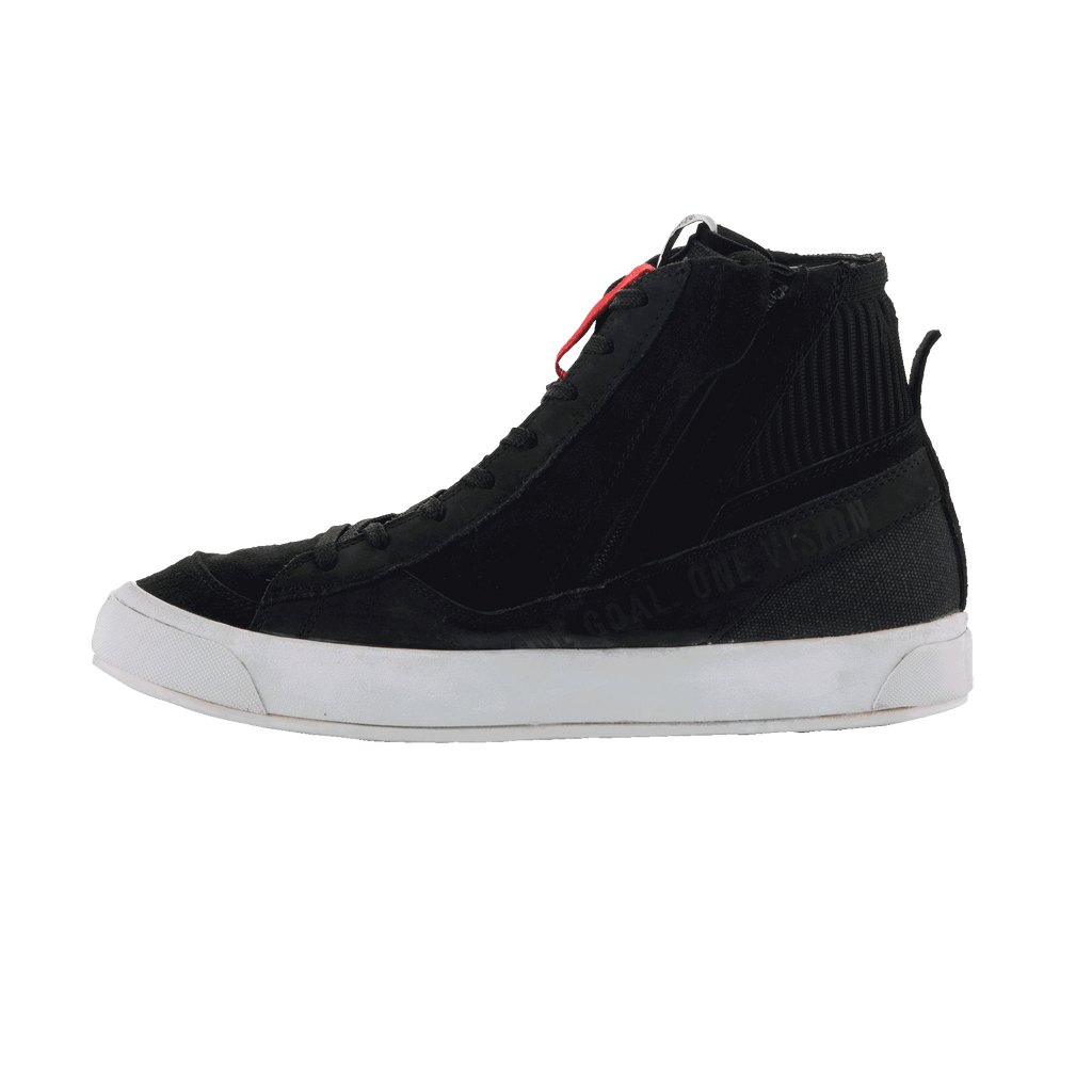 Alpinestars Stated Schoenen, zwarte urban motorschoenen, high-top sneaker-ontwerp met een witte gevulkaniseerde zool, bovenwerk van zwart suède en canvas, rood accent op de tong en 'One Goal One Vision' tekst aan de zijkant