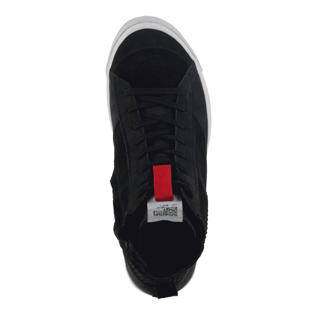 Alpinestars Stated Shoes, stedelijke motorrijschoenen, zwart, bovenaanzicht met zwarte veters, een rode treklus op de tong en een witte gevulkaniseerde zoolrand, minimalistisch op skate geïnspireerd ontwerp voor rijden op de weg