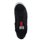 Alpinestars Stated Shoes, stedelijke motorrijschoenen, zwart, bovenaanzicht met zwarte veters, een rode treklus op de tong en een witte gevulkaniseerde zoolrand, minimalistisch op skate geïnspireerd ontwerp voor rijden op de weg